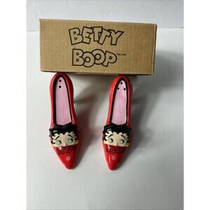 COLLECTIBLE Betty Boop Beautiful “Shoes” Salt and Pepper Shakers Ceramic